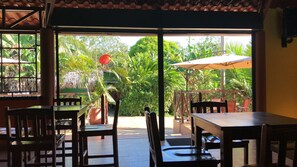 2 restaurants servant le petit déjeuner, spécialités Cuisine américaine