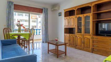 Bàn ủi/dụng cụ ủi quần áo