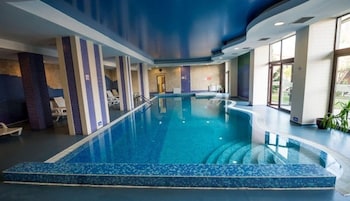 Una piscina techada, una piscina al aire libre