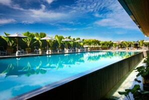 2 hồ bơi ngoài trời 