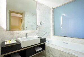 Tina y regadera independientes, amenidades de baño gratuitas, batas