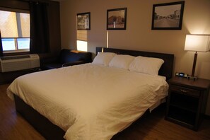 Zimmer, 1 King-Bett | Schreibtisch, Bügeleisen/Bügelbrett, kostenloses WLAN