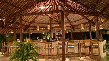 5 bars/lounges