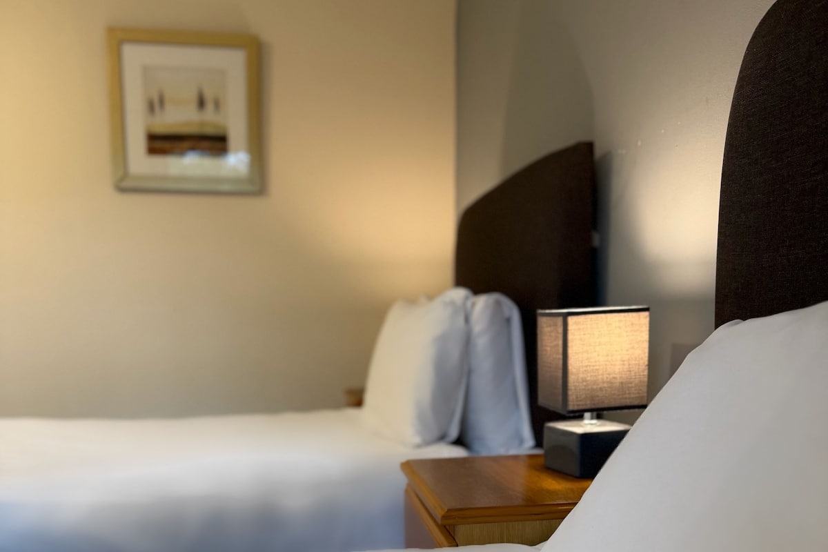 Quarto duplo | Escrivaninha, ferros/tábuas de passar roupa, berço de viagem