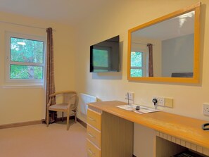 Desk, iron/ironing board, travel cot, free WiFi - Gilvenbank (Glenrothes)