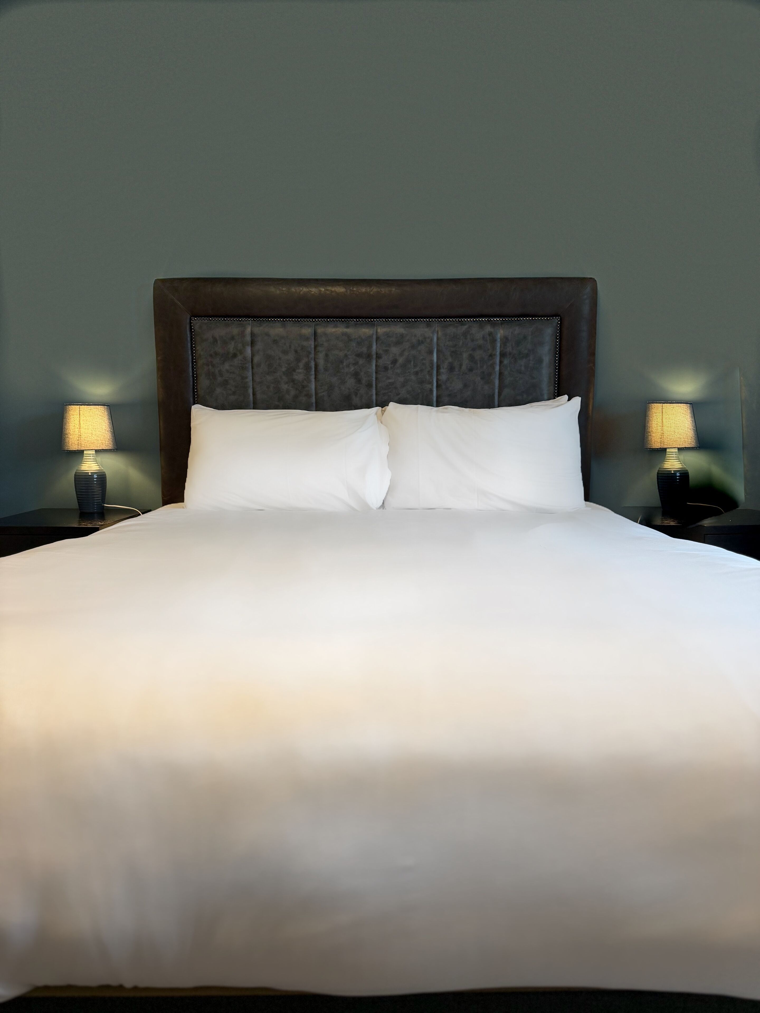 Escritorio, tabla de planchar con plancha, cuna de viaje y wifi gratis 