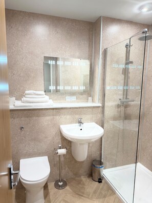 Doppia Deluxe | Bagno | Set di cortesia firmato, asciugacapelli, asciugamani, sapone