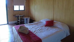 A room with a bed, a desk, and an air conditioning unit. - Posada de Campo Lo de Fatsia (Colonia del Sacramento)