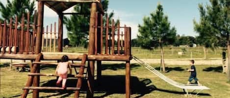 Kawasan main kanak-kanak – terbuka