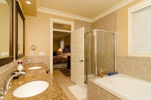 Quarto, 1 cama King | Banheiro | Produtos de toalete grátis, toalhas de banho