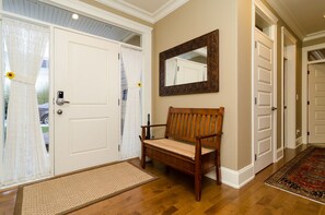 Interior entrance - White Rock Beach Guest House (White Rock)