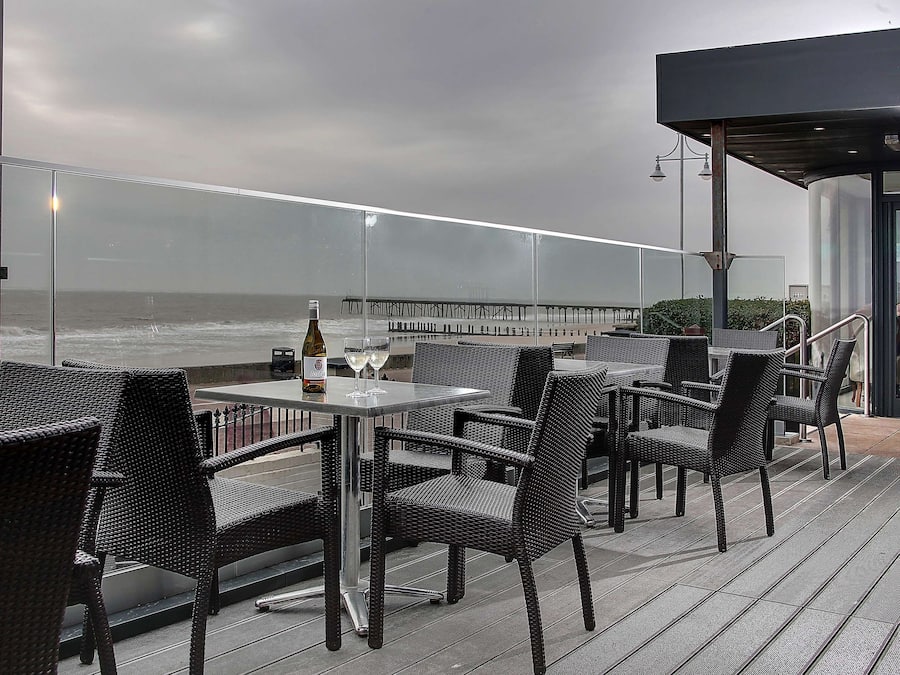 Serves lunch and dinner