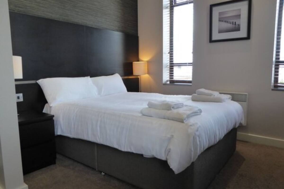 standard room, 1 double bed, non smoking, sea view | in-room safe, desk, iron/ironing board, free wifi