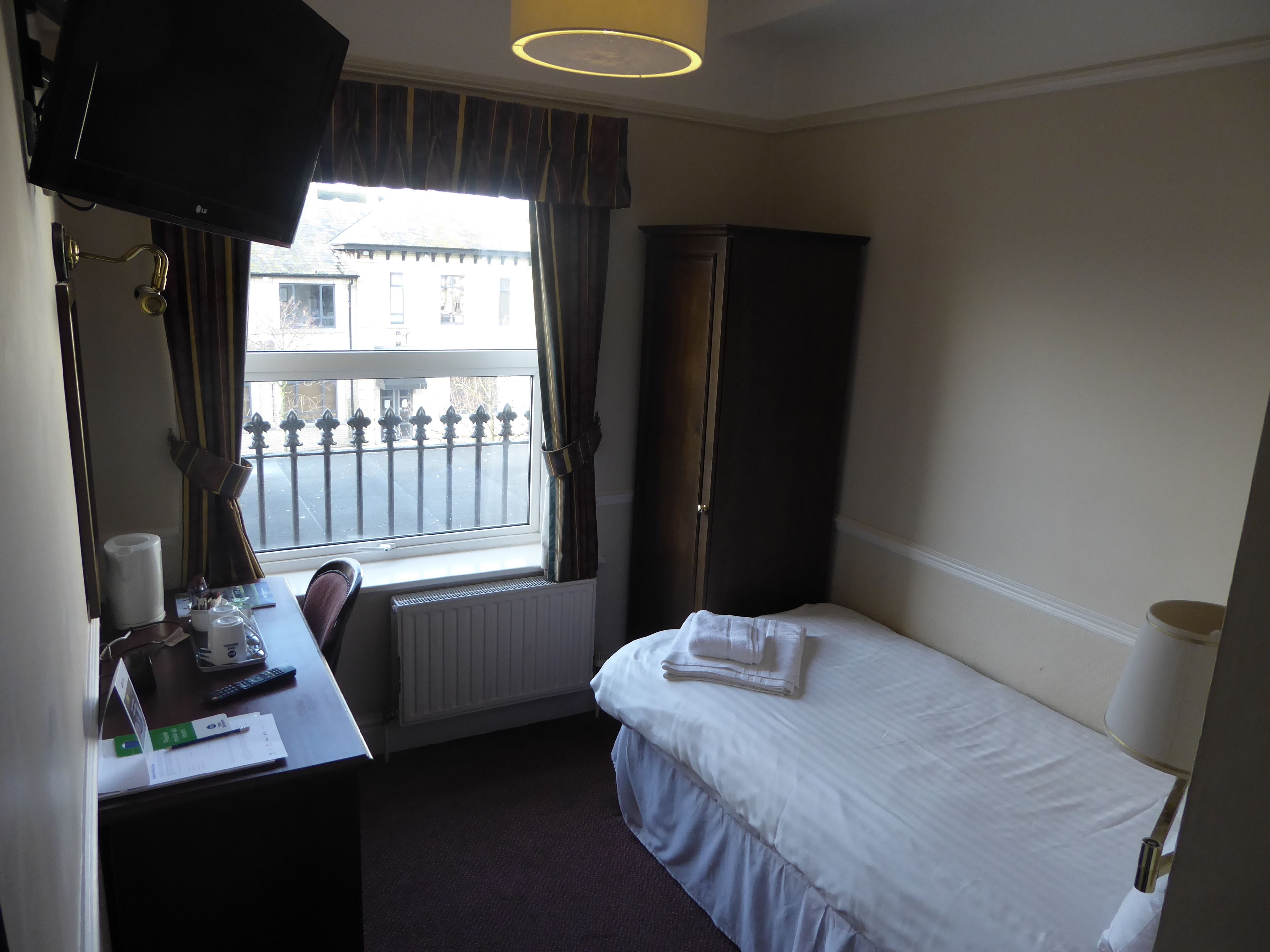 standard room, 1 single bed, non smoking | in-room safe, desk, iron/ironing board, free wifi