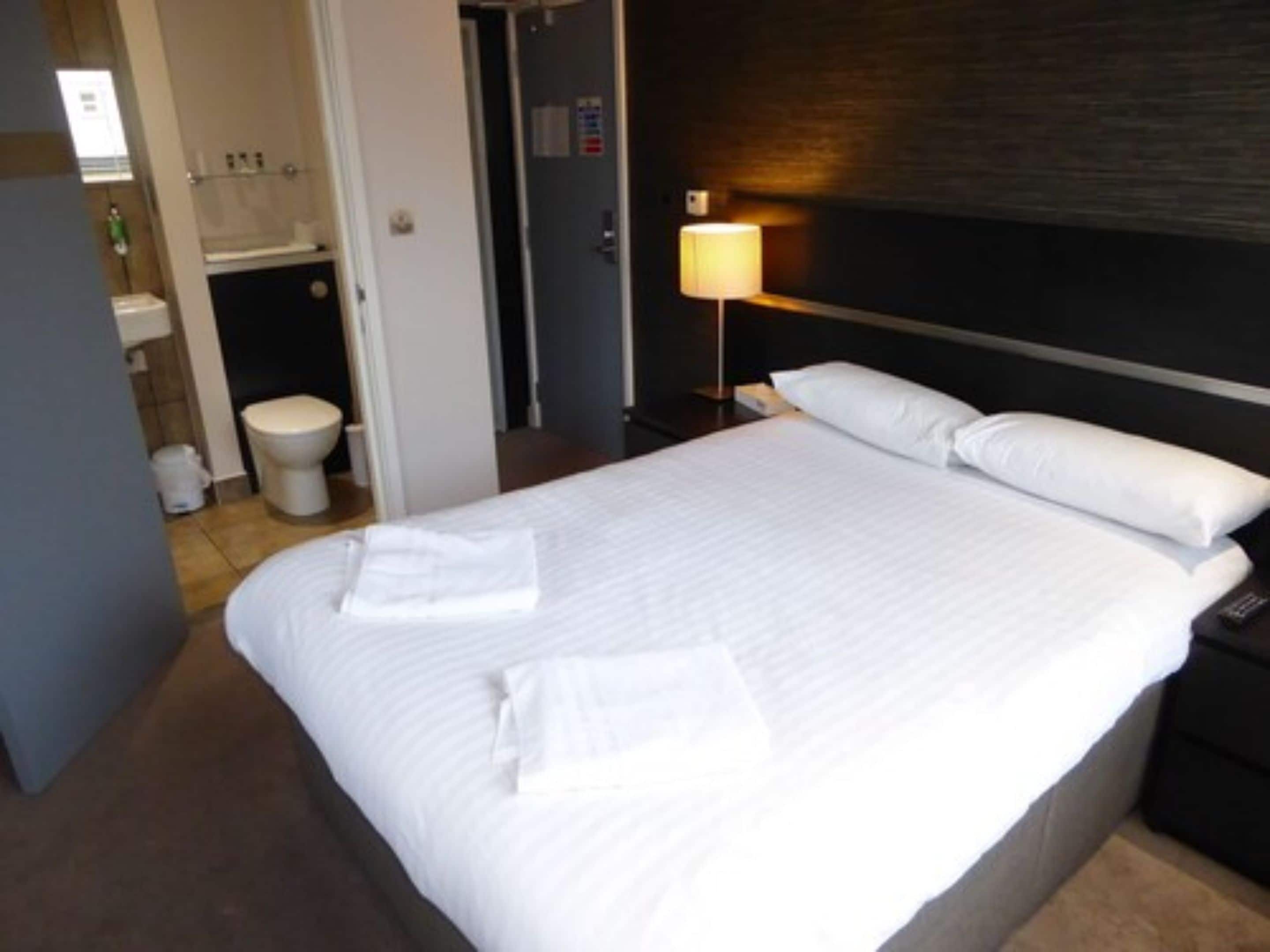 standard room, 1 double bed, non smoking, sea view | in-room safe, desk, iron/ironing board, free wifi