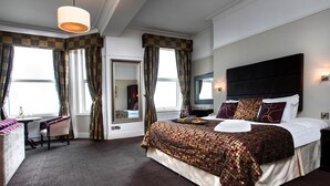 Suite – deluxe, 1 dobbeltseng, ikke-røyk | Safe på rommet, skrivebord, strykejern/-brett og wi-fi (inkludert)