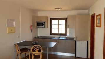 Private kitchen | Microwave, cookware/dishes/utensils