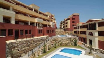 Una piscina al aire libre