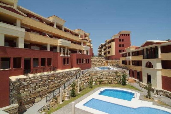 Outdoor pool - Apartamentos Turísticos Aureus (La Linea de la Concepcion)