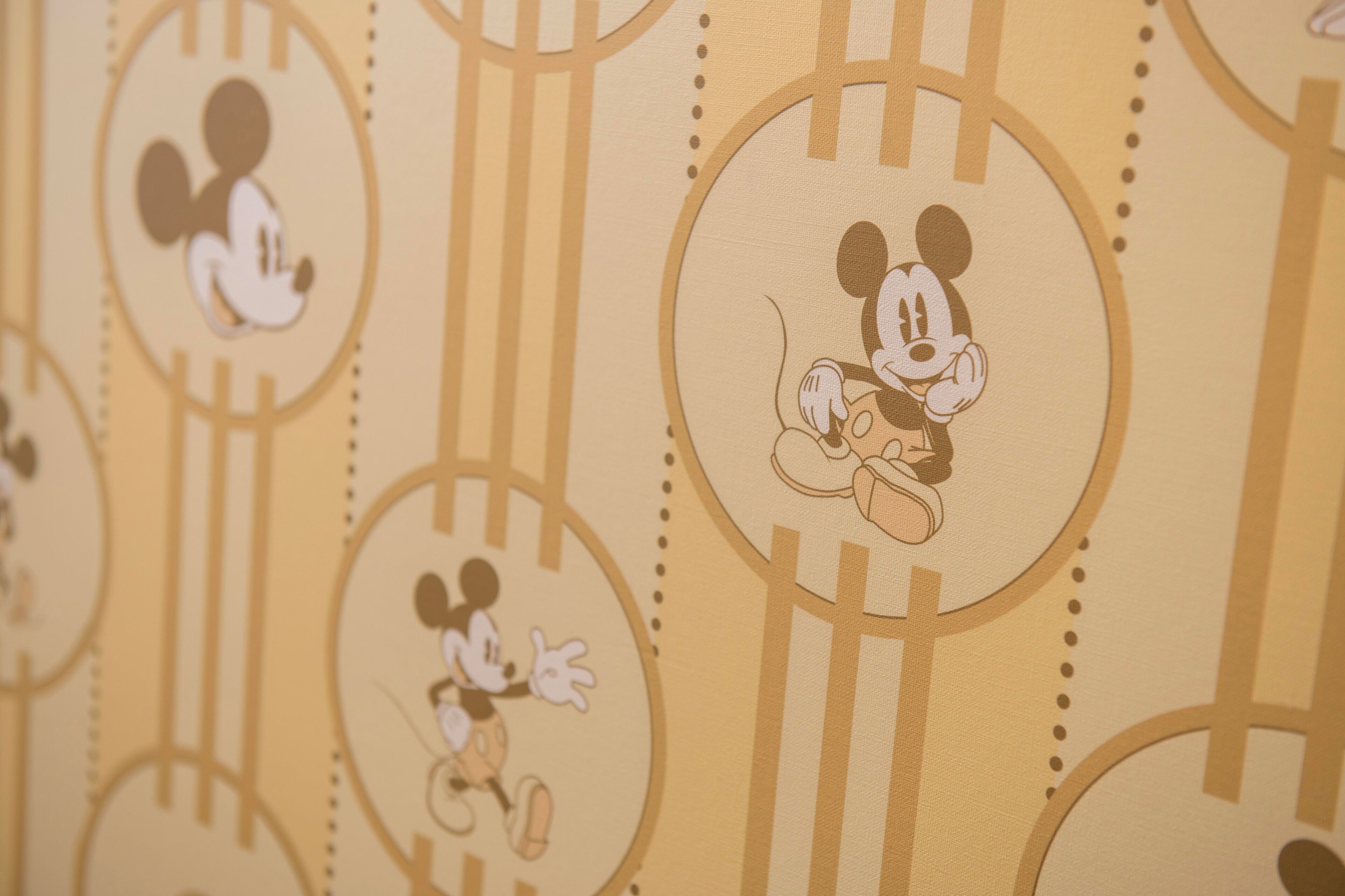 En væg med runde udskæringer der viser Mickey Mouse.
