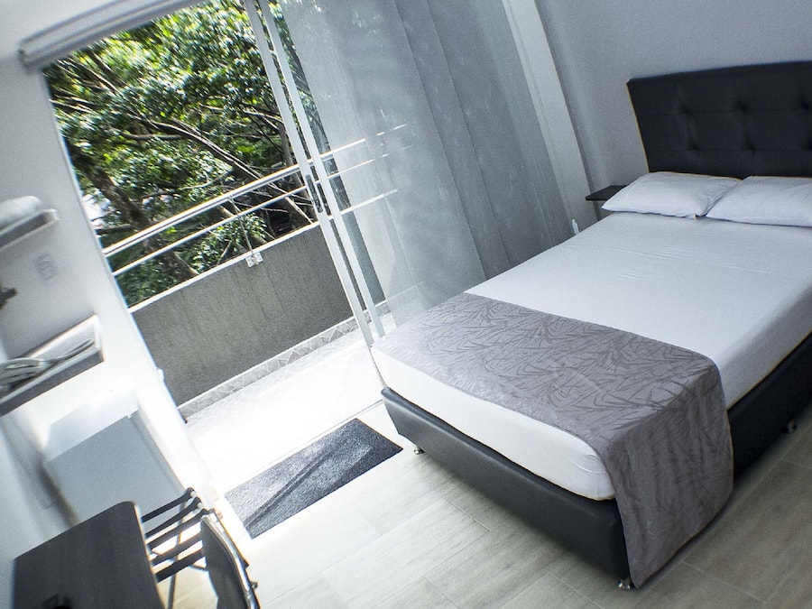 Quarto casal superior, sacada | Frigobar, cofres nos quartos, Wi-Fi de cortesia