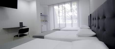 Quarto triplo superior, sacada | Frigobar, cofres nos quartos, Wi-Fi de cortesia