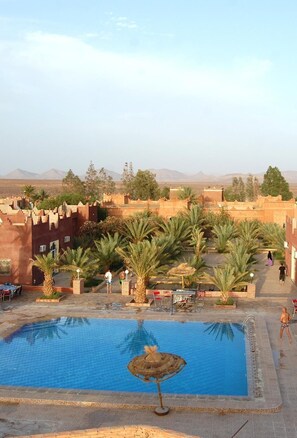 สระว่ายน้ำกลางแจ้ง