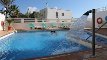 2 udendørs pools, åben fra kl. 09.00 til kl. 22.30, liggestole