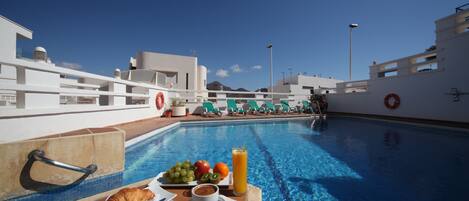 Frukost enligt egen beställning mot avgift på helger