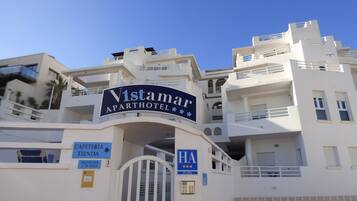 A building with a sign reading "V1stamar APARTHOTEL".