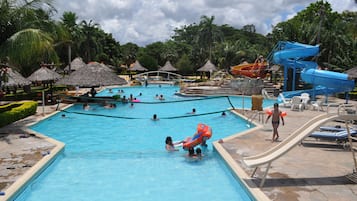 Una piscina techada, una piscina al aire libre