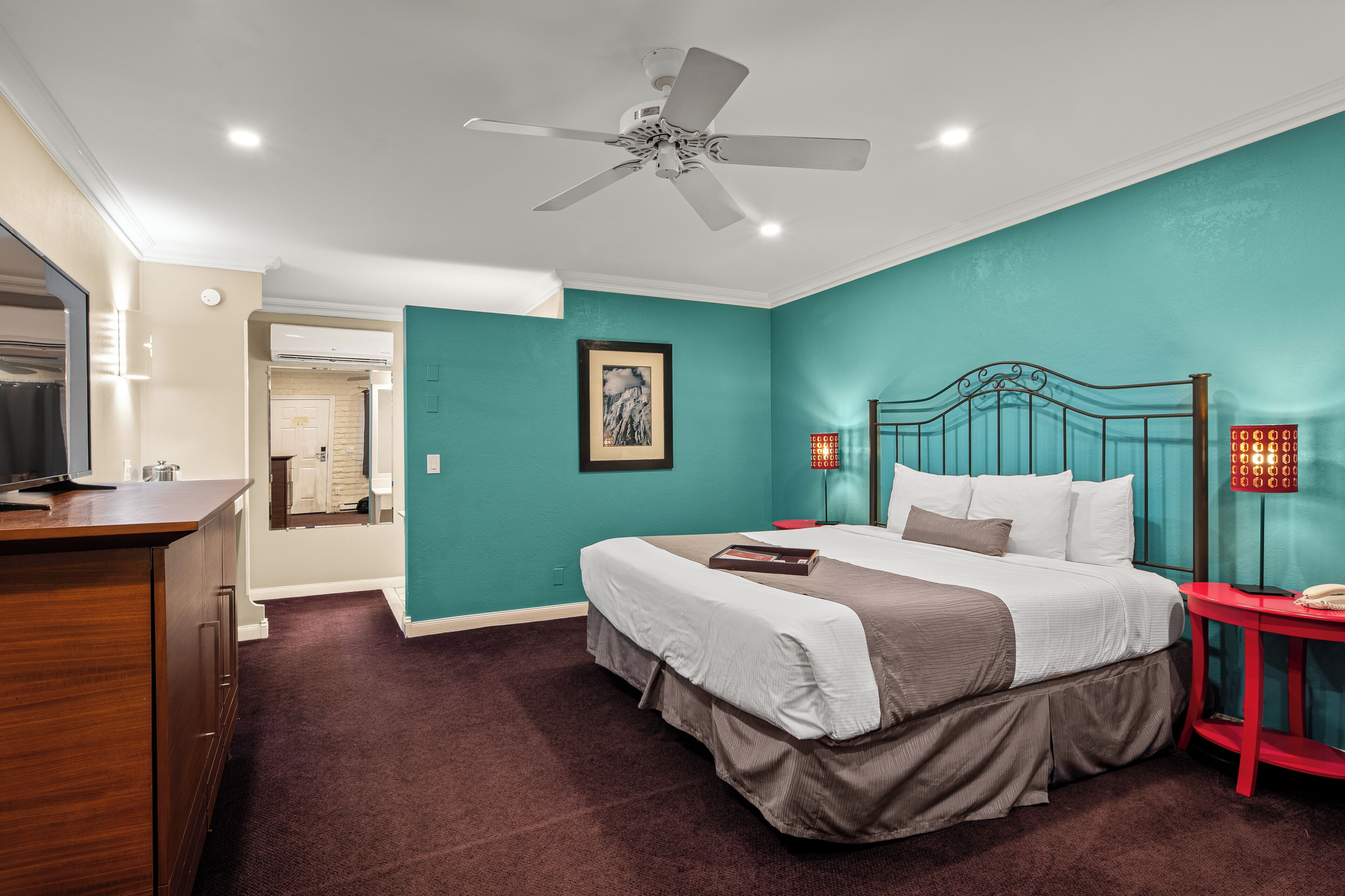 Standard Room, 1 King Bed, Mountain View | In-room safe, desk, iron/ironing board, free WiFi