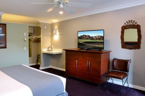 Standaard kamer, 1 kingsize bed, uitzicht op bergen | Een kluis op de kamer, een bureau, een strijkplank/strijkijzer