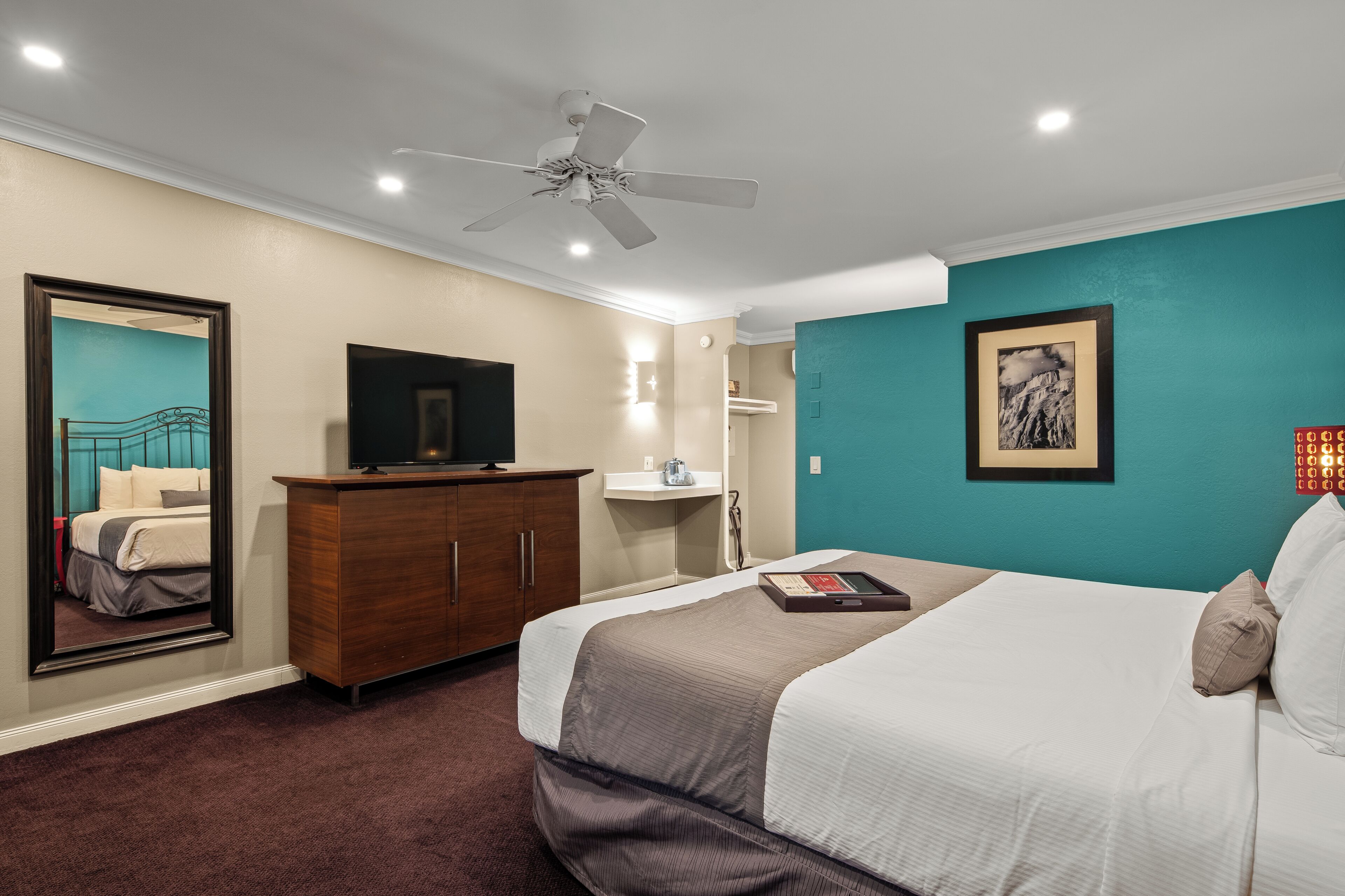 Standard Room, 1 King Bed, Mountain View | In-room safe, desk, iron/ironing board, WiFi (free)
