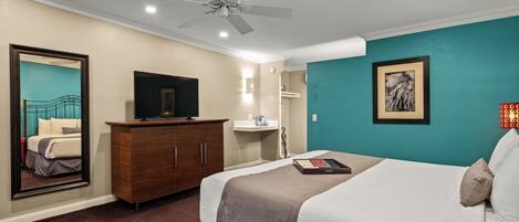 Standard Room, 1 King Bed, Mountain View | In-room safe, desk, iron/ironing board, WiFi (free)