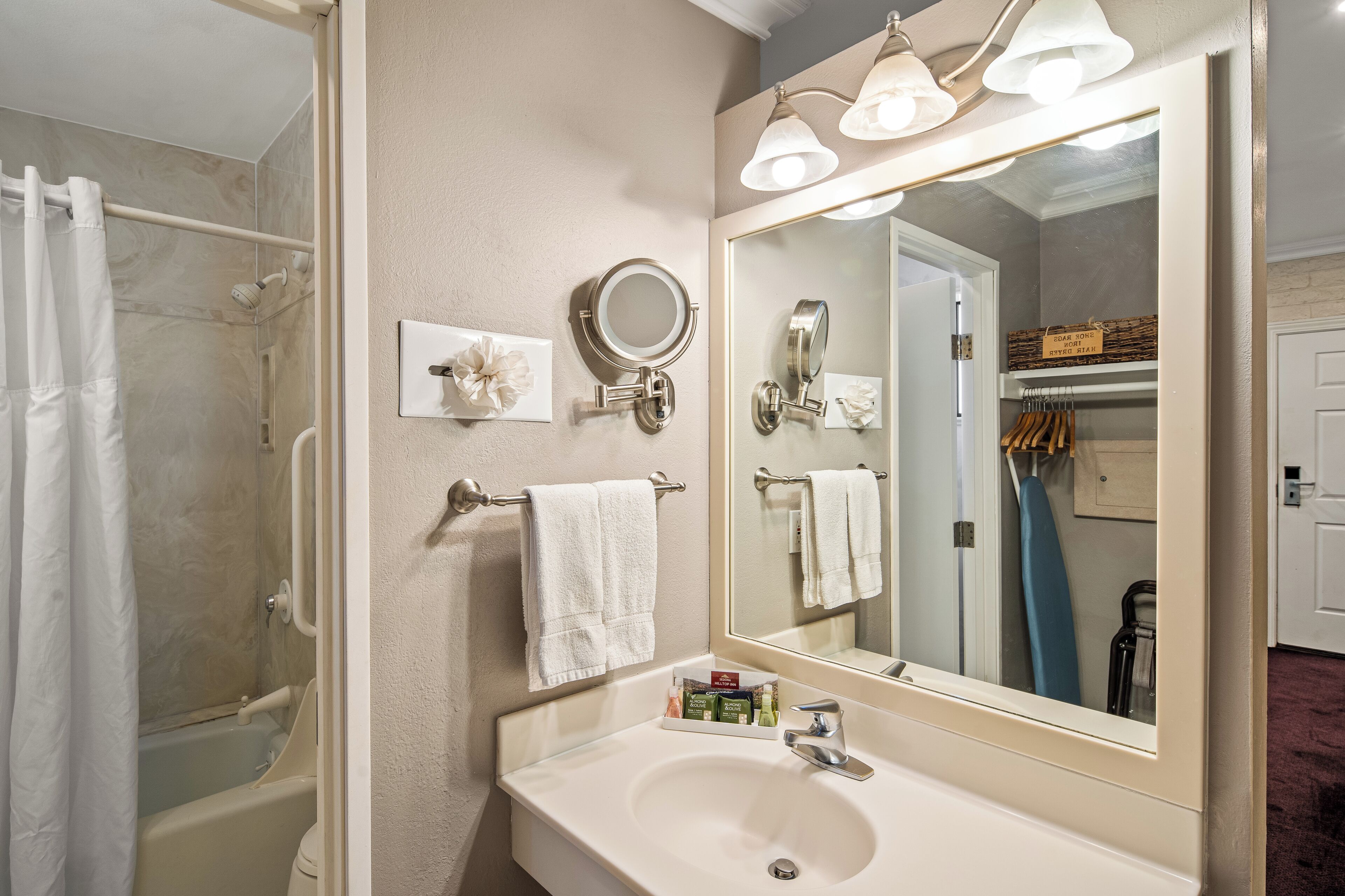 Standard Room, 1 Queen Bed, Mountain View | In-room safe, desk, iron/ironing board, WiFi (free)