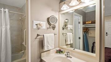 Standard Room, 1 Queen Bed, Mountain View | In-room safe, desk, iron/ironing board, WiFi (free)