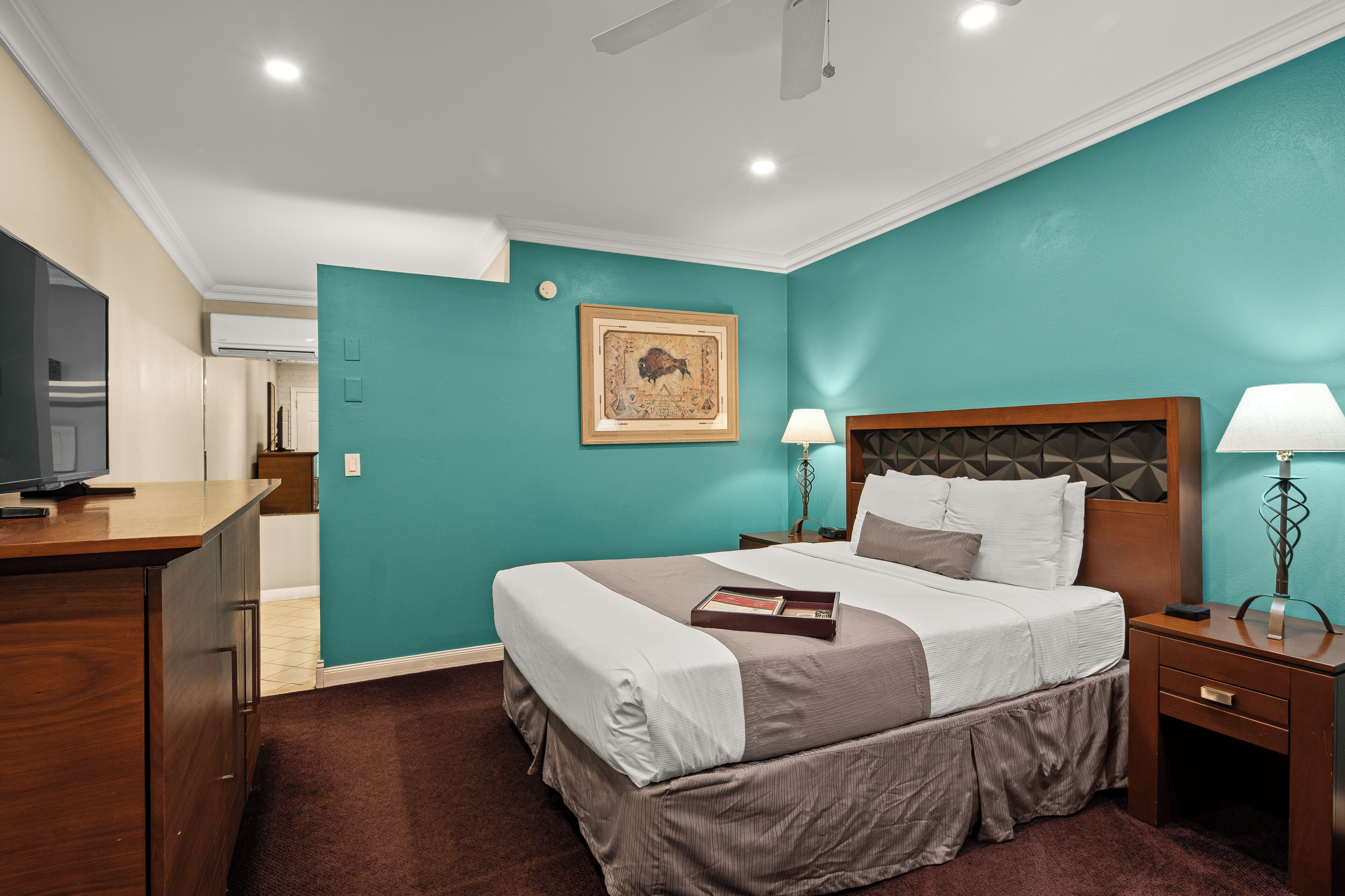 Standard Room, 1 Queen Bed, Mountain View | In-room safe, desk, iron/ironing board, free WiFi