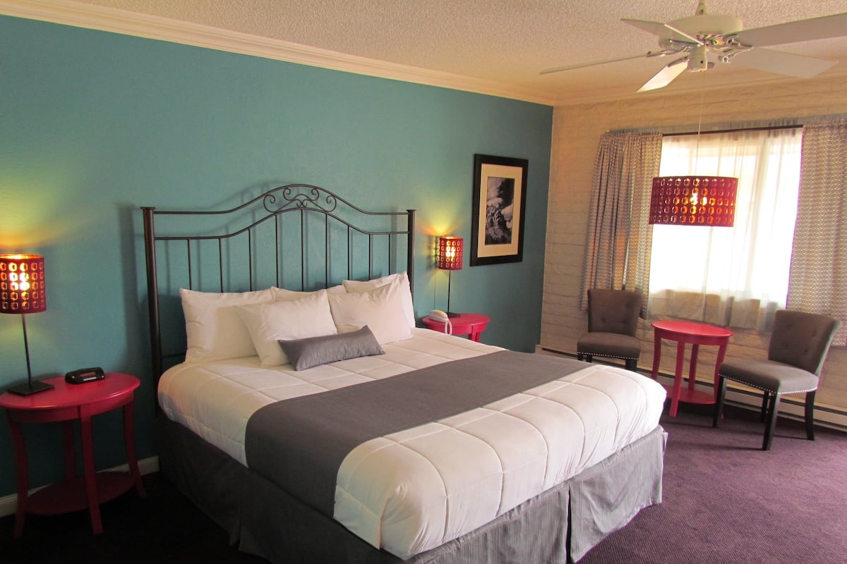 Standard Room, 1 King Bed, Mountain View | In-room safe, desk, iron/ironing board, free WiFi