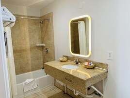 办公桌、笔记本电脑工作区、熨斗/熨板、免费 WiFi