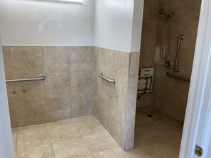 Standard Single Room, 1 Queen Bed, Accessible, Non Smoking | Bathroom | Combined shower/bathtub, free toiletries, towels, soap - Escondido Inn (Escondido)