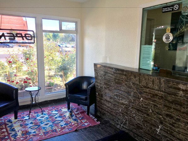 Flat-screen TV - Motel 6 Richmond, Ca Civic Center (Richmond)