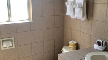 Combined shower/tub, free toiletries, towels