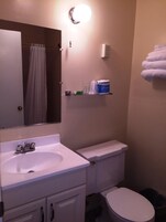 Ducha y bañera combinadas, secador de pelo y toallas