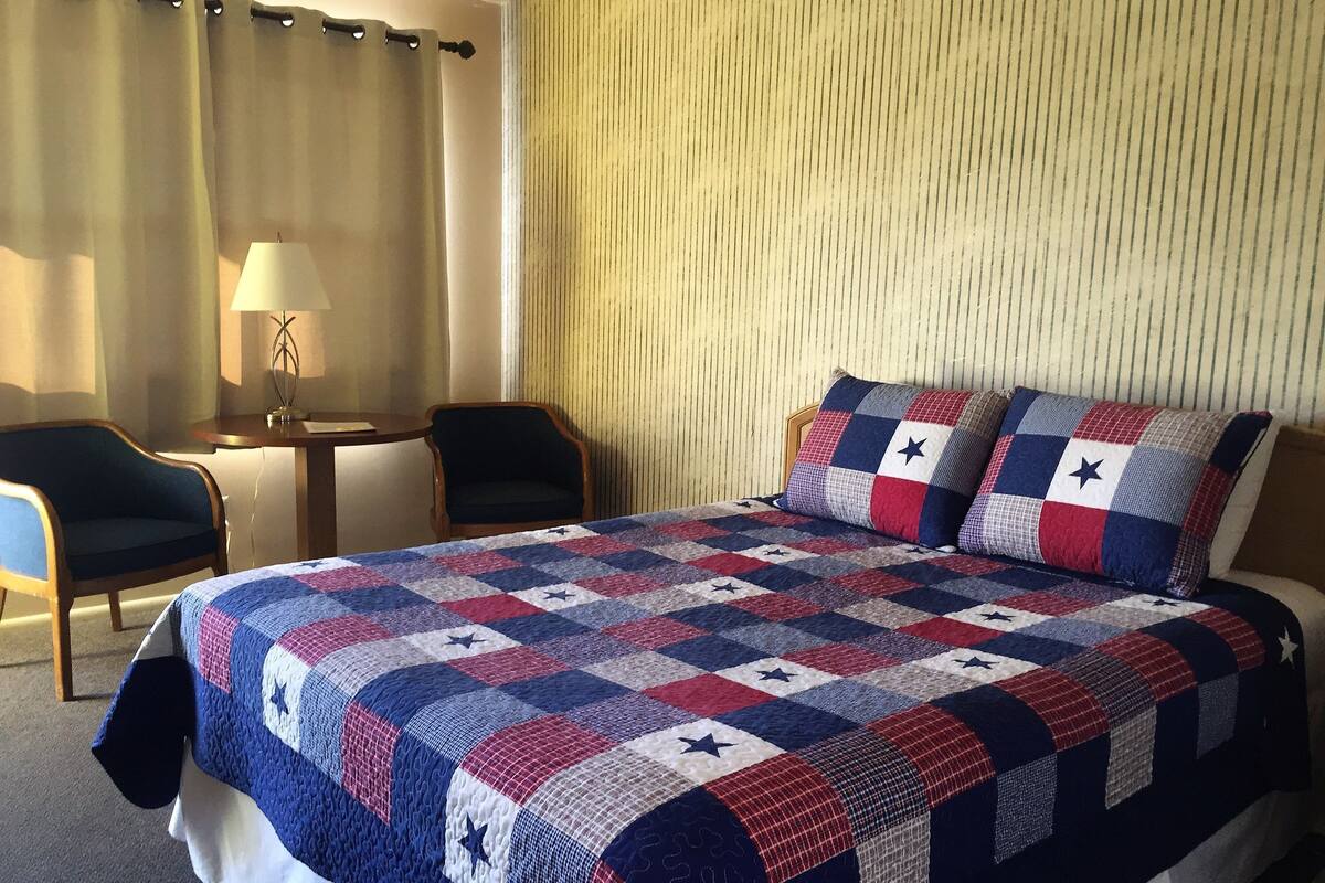 Standard Room, 1 Queen Bed | WiFi (free), bed sheets