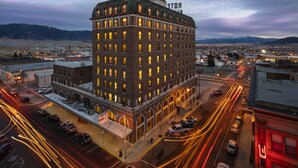 Ein mehrstöckiges Hotel mit klassischem Baustil, in einer markanten Ecklage mit Blick auf die umliegende Stadtlandschaft.
