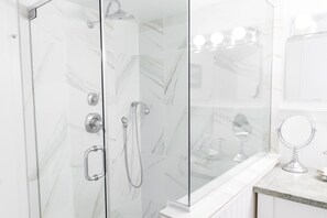 Habitación de lujo, 1 cama de matrimonio grande | Ducha del cuarto de baño