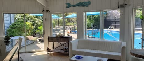 40-inch Smart TV with cable channels, TV