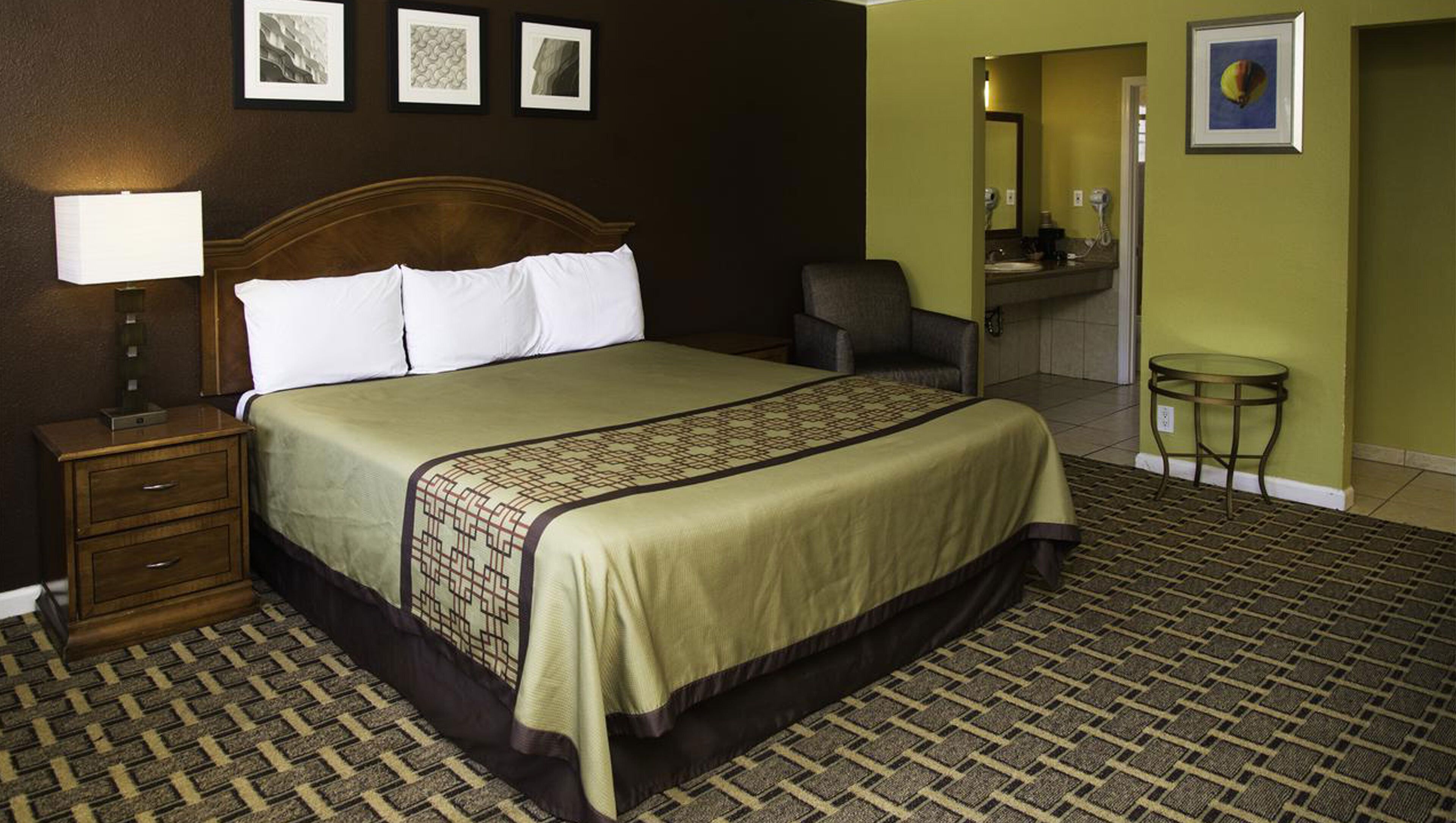 Escritorio, espacio para trabajar con laptop y wifi gratis 