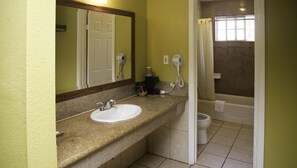 Desk, laptop workspace, free WiFi, bed sheets - Kings Motel Inglewood (Inglewood)